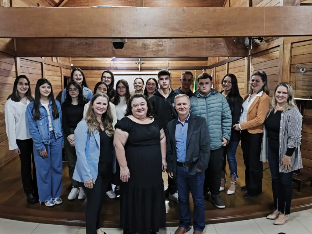 os alunos empossados vereadores, as professoras eunice e sirlei, a vereadora naiara, o diretor flaviano e os ex-vereadores mirins reunidos para a foto.