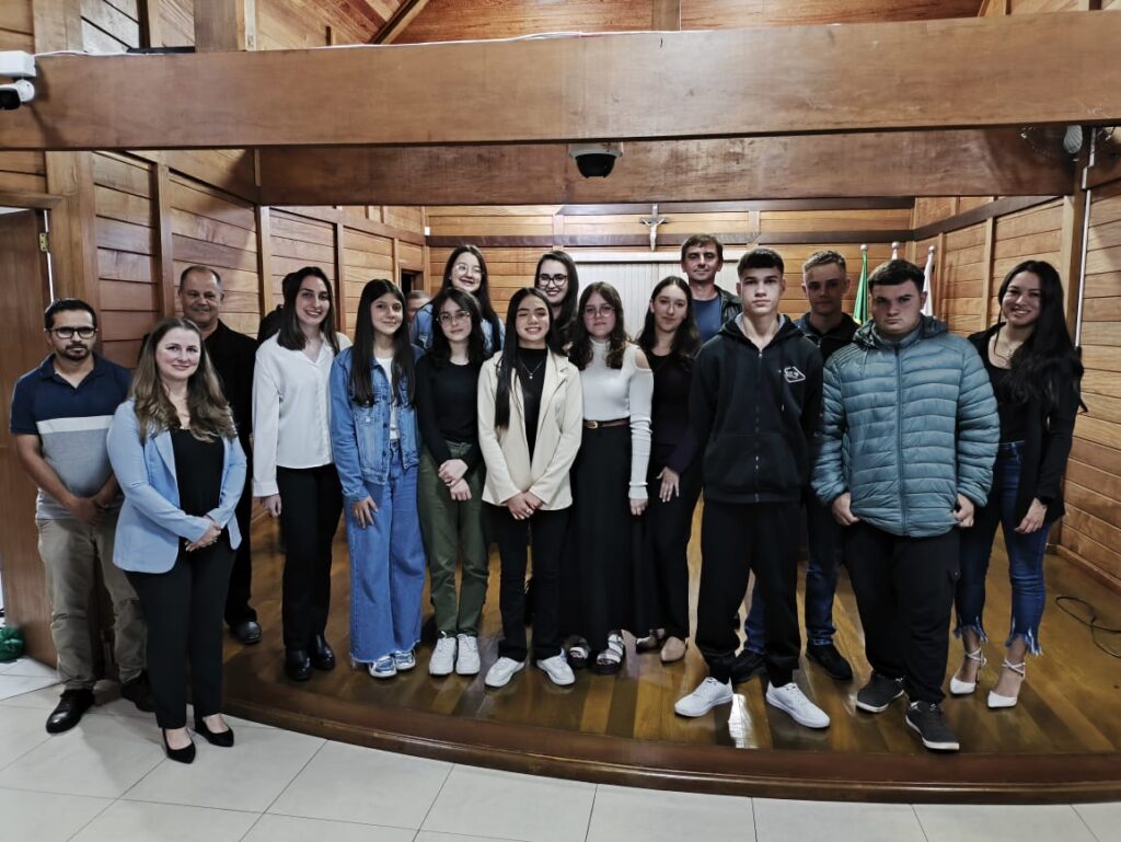 na imagem, os vereadores mirins que tomaram posse estão reunidos com os vereadores mirins da última gestão e os vereadores da Câmara Municipal presentes no evento.
