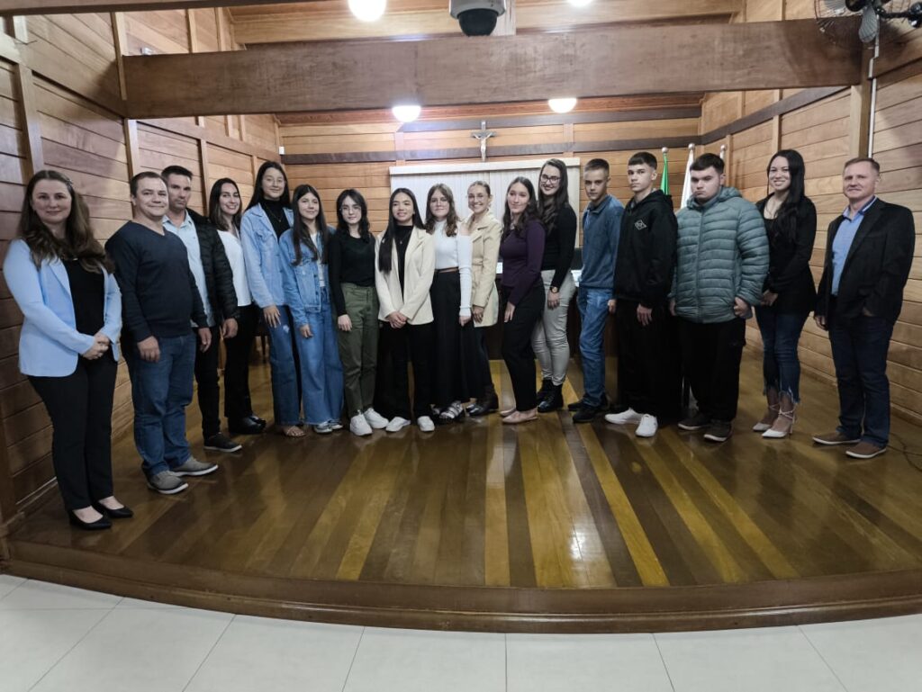 Na foto, a presidente da câmara, o prefeito, o secretário de educação, os vereadores mirins e o diretor do colégio estadual casimiro de abreu.