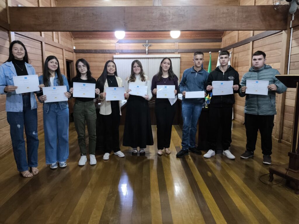na imagem, os vereadores mirins do colégio estadual casimiro de abreu, empossados em 24 de abril de 2025, estão segurando seus diplomas.