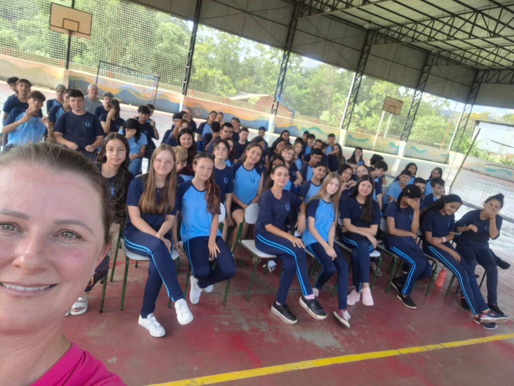 na foto, a vereadora naiara registrou o dia em que foi até o colégio estadual casimiro de abreu falar sobre a atividade do vereador.