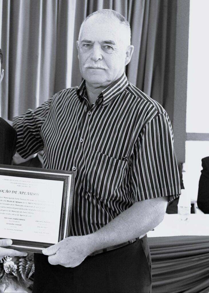 na foto, o ex-vereador Nicolau Elias Azeredo aparece segurando o quadro de moção de aplusos pela sua passagem pela câmara municipal como vereador, nos anos de 1983 a 1988.