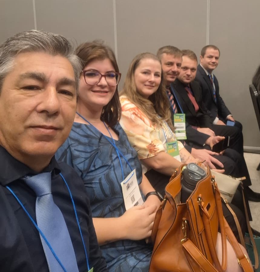 na foto, os vereadores de Paula Freitas, Francisco e Thalita,os vereadores de Porto Vitória, Naiara e Adilson, o Chefe de Gabinete da Prefeitura de porto Vitória Fernando, e o Prefeito de Porto Vitória, Fabiano.